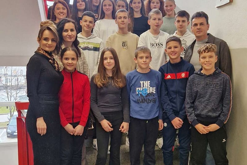 Osnovci iz Prozor-Rame učestvovali u akciji “Otvori knjigu, zatvori ekran” Osnovci iz Prozor-Rame učestvovali u akciji “Otvori knjigu, zatvori ekran”