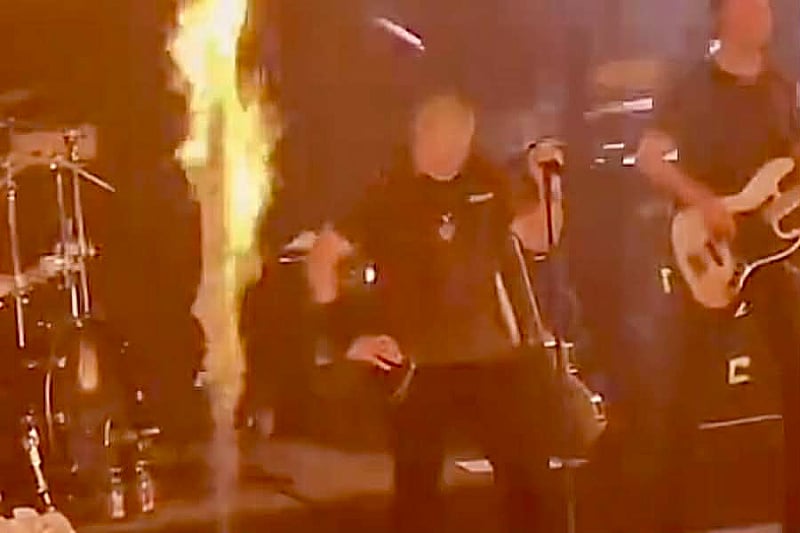 Thompson na koncertu u Osijeku uzvikivao “Za dom”, publika odgovorila: “Spremni” Thompson na koncertu u Osijeku uzvikivao “Za dom”, publika odgovorila: “Spremni”